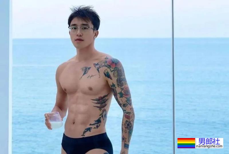 扒到了!青蛙头套皮下的肌肉男竟然是他…… - 51虹马 扒到了!青蛙头套皮下的肌肉男竟然是他…… - 51虹马