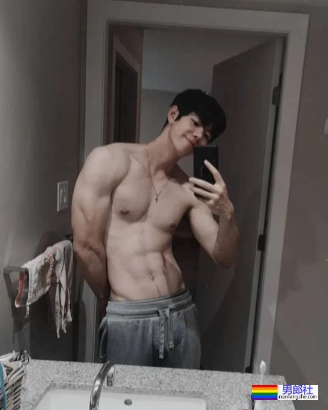 190cm肌肉男护士爆红，这身材也太绝了！-51虹马