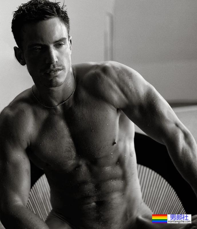 男富豪卷入35岁肌肉男模坠亡案！是后宫不得干政还是意外？-51虹马