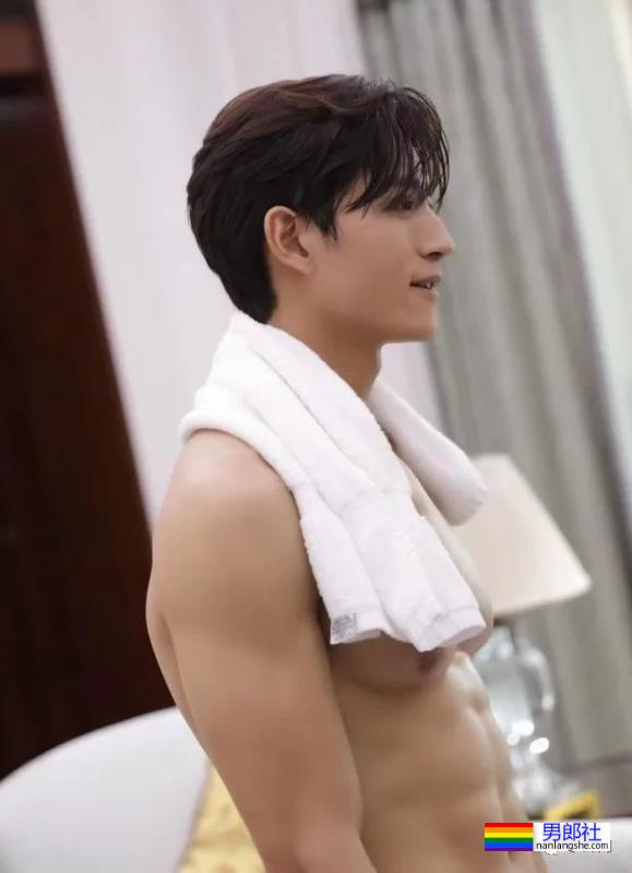 大二被海岩发掘进圈,38岁的他脱成这样却火不了! - 51虹马 大二被海岩发掘进圈,38岁的他脱成这样却火不了! - 51虹马