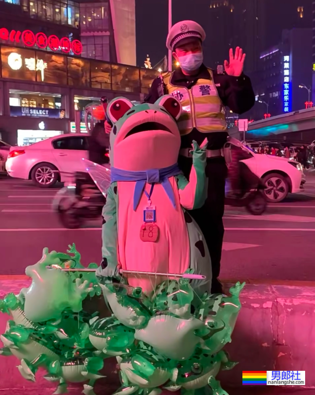 扒到了！青蛙头套皮下的肌肉男竟然是他……-51虹马