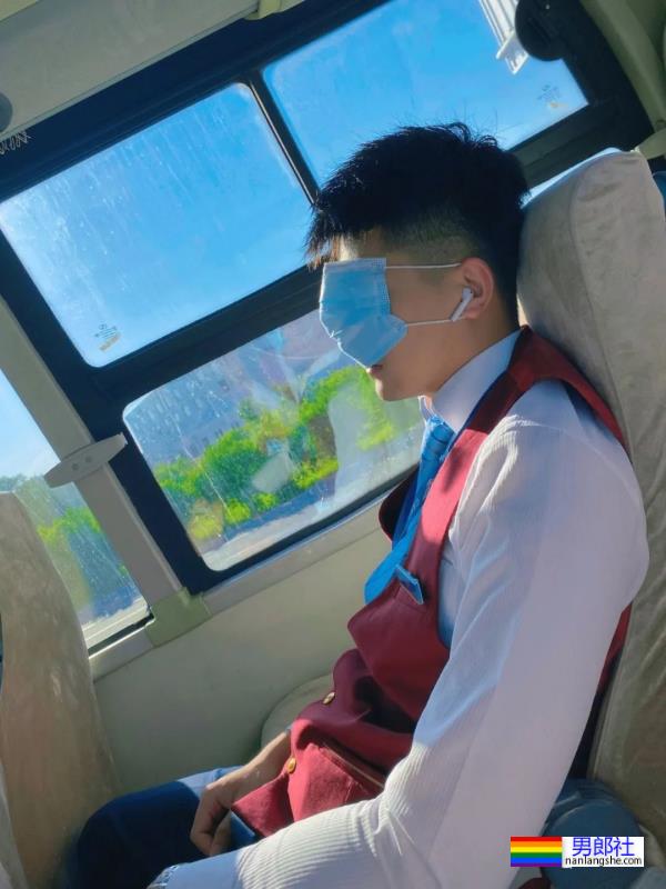 哈尔滨的空少戴口罩太帅火了，取了口罩长这样！-51虹马