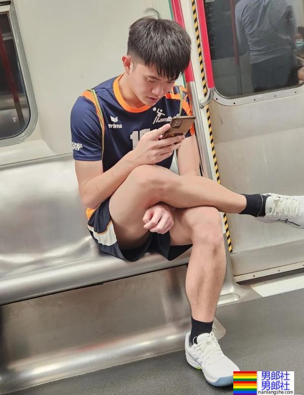 地铁的男生穿短裤越来越短，一坐下简直太展露实力了-51虹马