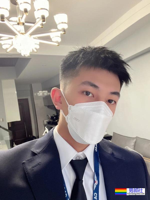 哈尔滨的空少戴口罩太帅火了，取了口罩长这样！ - 51虹马