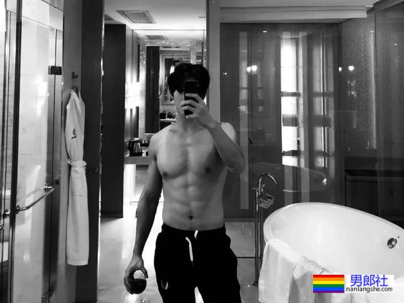 大二被海岩发掘进圈,38岁的他脱成这样却火不了! - 51虹马 大二被海岩发掘进圈,38岁的他脱成这样却火不了! - 51虹马