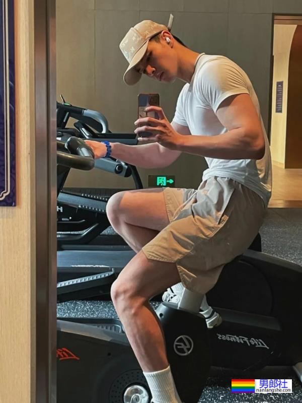 天理何在！这九头身薄肌小狼狗居然都25了？ - 51虹马