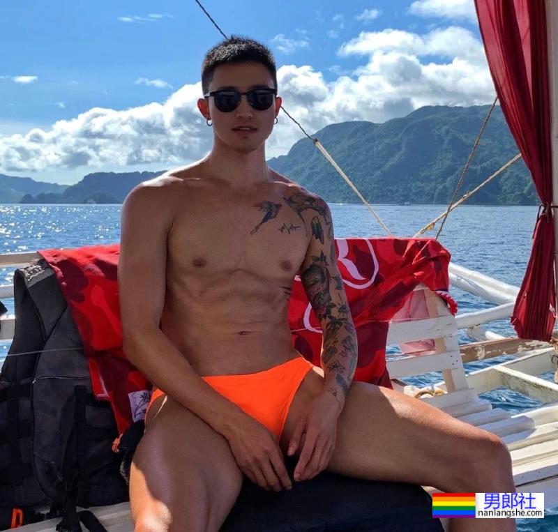 扒到了!青蛙头套皮下的肌肉男竟然是他…… - 51虹马 扒到了!青蛙头套皮下的肌肉男竟然是他…… - 51虹马