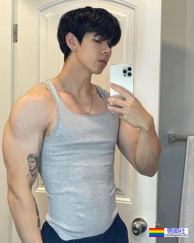 190cm肌肉男护士爆红，这身材也太绝了！ - 51虹马