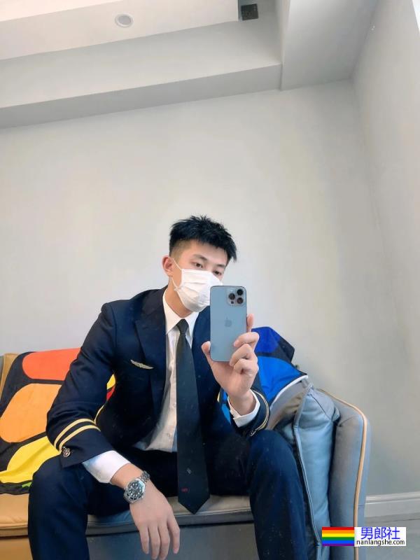 哈尔滨的空少戴口罩太帅火了，取了口罩长这样！ - 51虹马