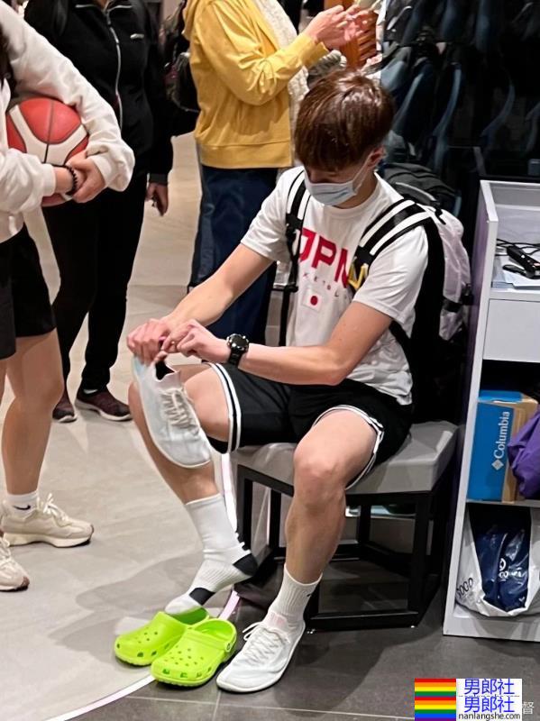 地铁的男生穿短裤越来越短，一坐下简直太展露实力了 - 51虹马