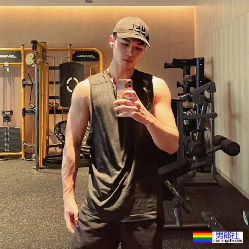 天理何在！这九头身薄肌小狼狗居然都25了？ - 51虹马