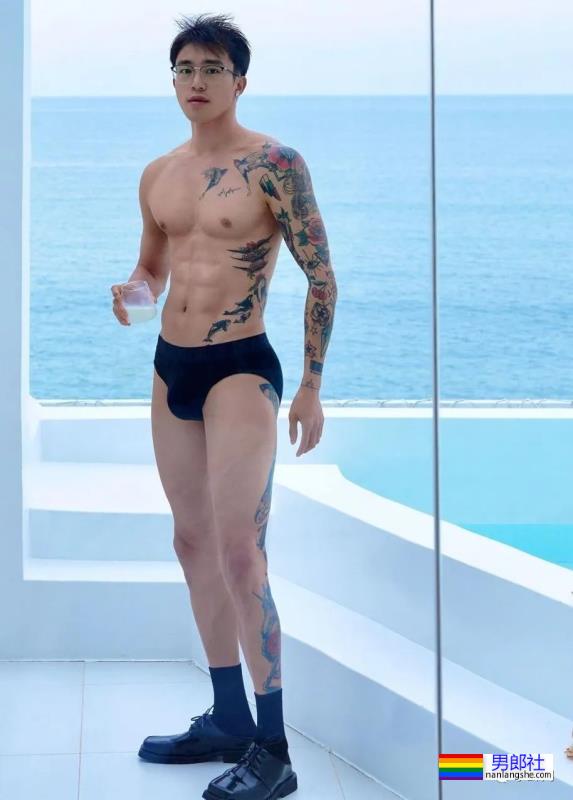 扒到了!青蛙头套皮下的肌肉男竟然是他…… - 51虹马 扒到了!青蛙头套皮下的肌肉男竟然是他…… - 51虹马