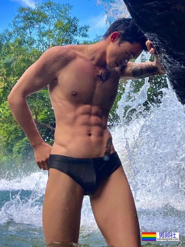 扒到了!青蛙头套皮下的肌肉男竟然是他…… - 51虹马 扒到了!青蛙头套皮下的肌肉男竟然是他…… - 51虹马