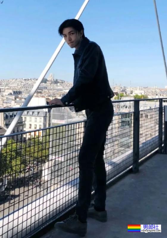 天理何在！这九头身薄肌小狼狗居然都25了？ - 51虹马