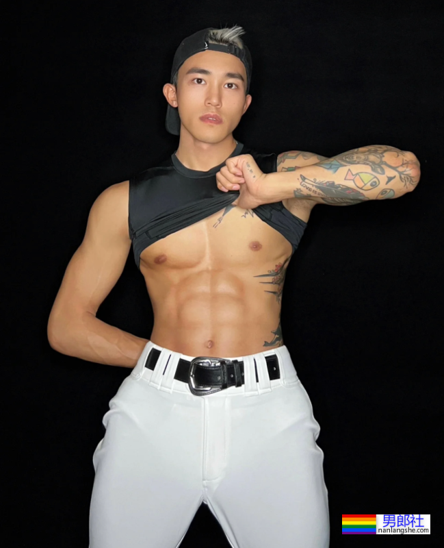 扒到了!青蛙头套皮下的肌肉男竟然是他…… - 51虹马 扒到了!青蛙头套皮下的肌肉男竟然是他…… - 51虹马