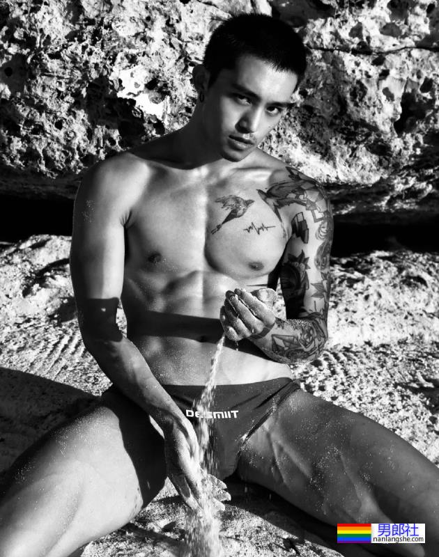 扒到了!青蛙头套皮下的肌肉男竟然是他…… - 51虹马 扒到了!青蛙头套皮下的肌肉男竟然是他…… - 51虹马