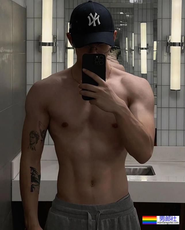 190cm肌肉男护士爆红，这身材也太绝了！ - 51虹马