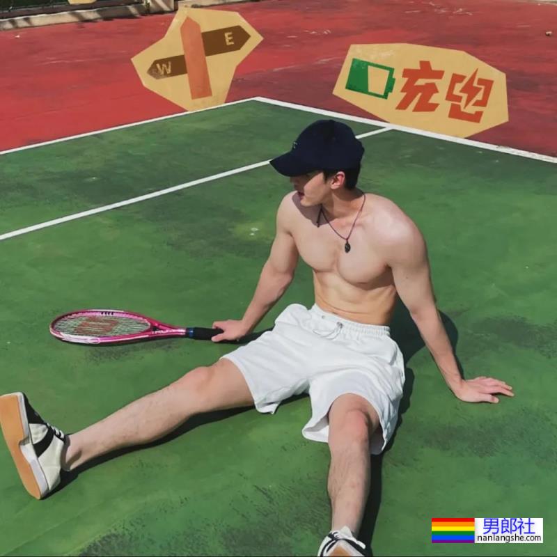 天理何在！这九头身薄肌小狼狗居然都25了？ - 51虹马