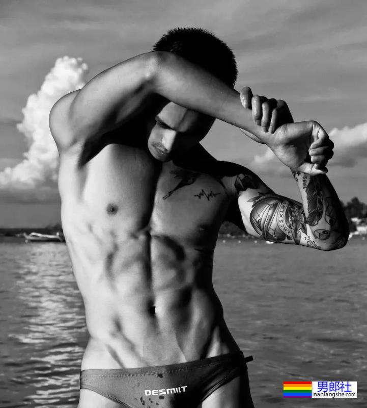 扒到了!青蛙头套皮下的肌肉男竟然是他…… - 51虹马 扒到了!青蛙头套皮下的肌肉男竟然是他…… - 51虹马