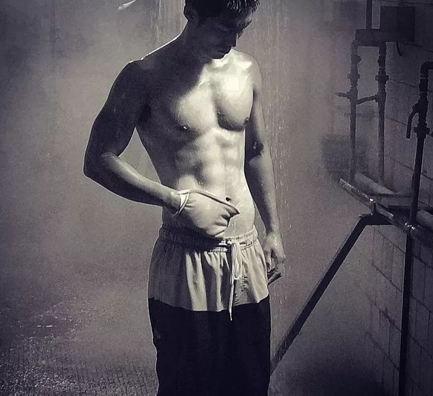 何超莲闺蜜爆料窦骁很大！胸毛旺盛的窦骁穿灰裤子证实力！ - 51虹马