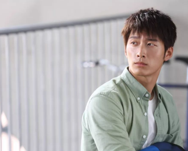 何超莲闺蜜爆料窦骁很大！胸毛旺盛的窦骁穿灰裤子证实力！ - 51虹马