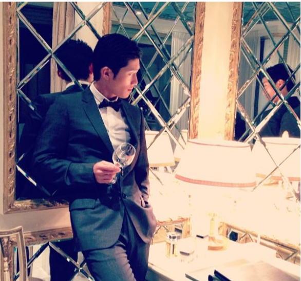 何超莲闺蜜爆料窦骁很大！胸毛旺盛的窦骁穿灰裤子证实力！ - 51虹马