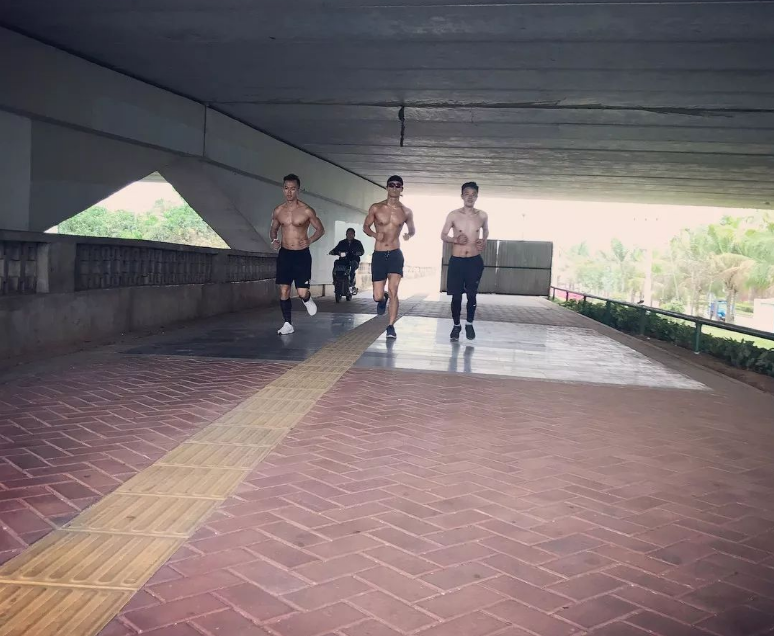 何超莲闺蜜爆料窦骁很大！胸毛旺盛的窦骁穿灰裤子证实力！ - 51虹马