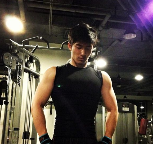 何超莲闺蜜爆料窦骁很大！胸毛旺盛的窦骁穿灰裤子证实力！ - 51虹马