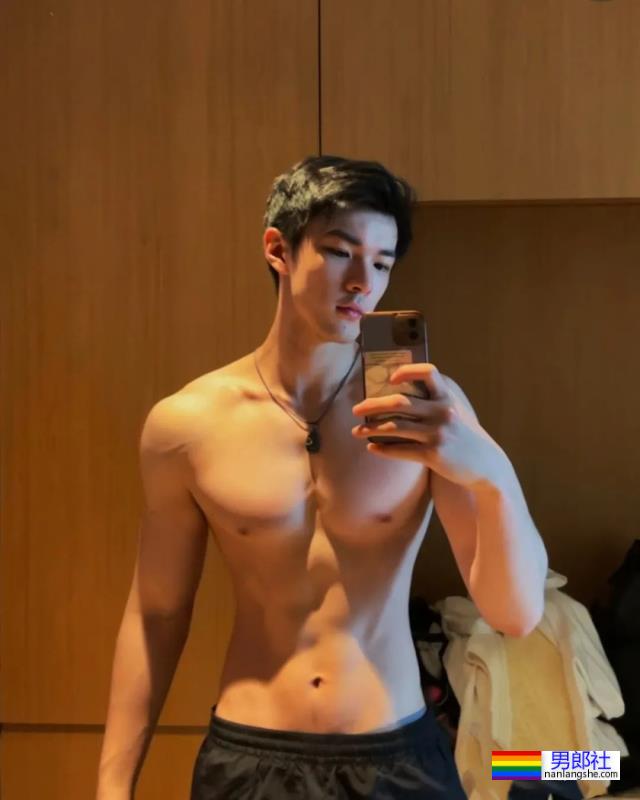 天理何在！这九头身薄肌小狼狗居然都25了？ - 51虹马