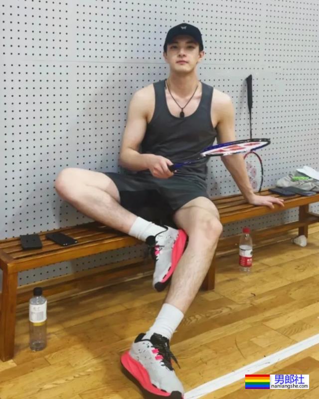 天理何在！这九头身薄肌小狼狗居然都25了？ - 51虹马