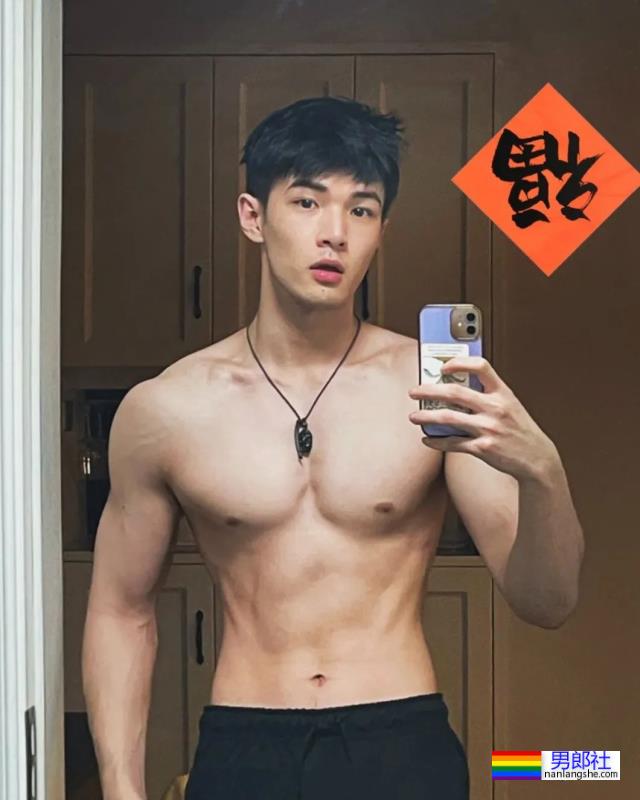 天理何在！这九头身薄肌小狼狗居然都25了？ - 51虹马