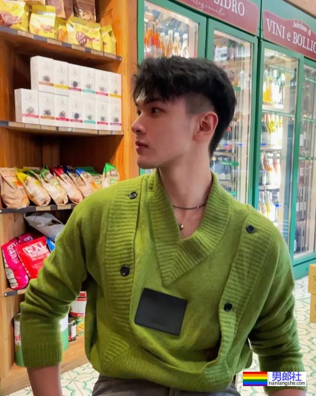 天理何在！这九头身薄肌小狼狗居然都25了？ - 51虹马