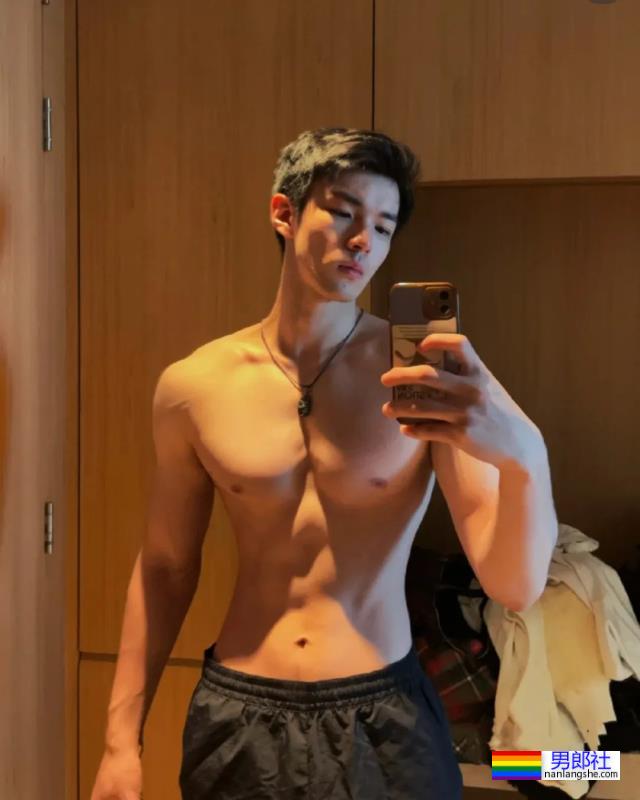 天理何在！这九头身薄肌小狼狗居然都25了？ - 51虹马