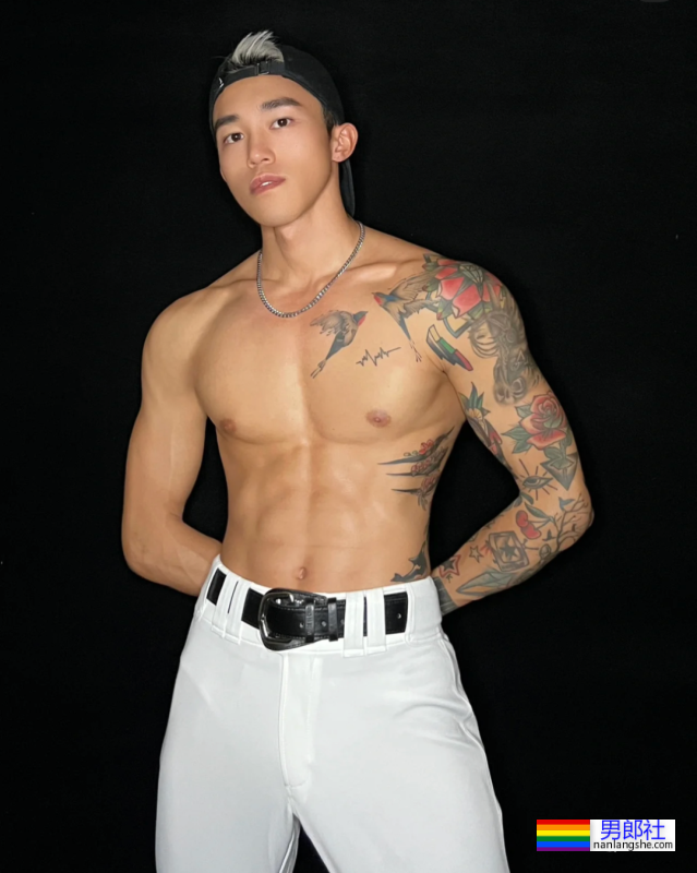 扒到了!青蛙头套皮下的肌肉男竟然是他…… - 51虹马 扒到了!青蛙头套皮下的肌肉男竟然是他…… - 51虹马