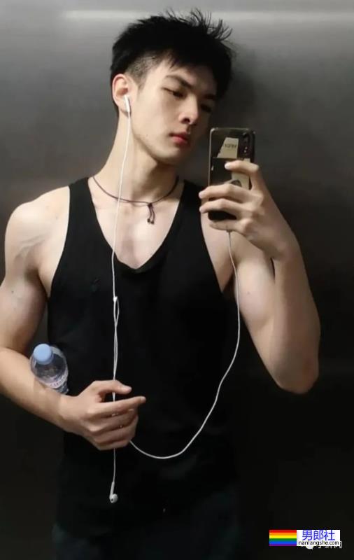 天理何在！这九头身薄肌小狼狗居然都25了？ - 51虹马