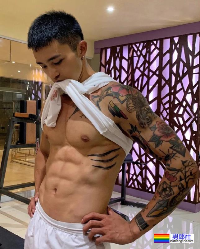 扒到了!青蛙头套皮下的肌肉男竟然是他…… - 51虹马 扒到了!青蛙头套皮下的肌肉男竟然是他…… - 51虹马