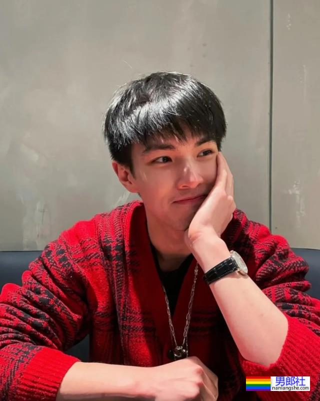 天理何在！这九头身薄肌小狼狗居然都25了？ - 51虹马