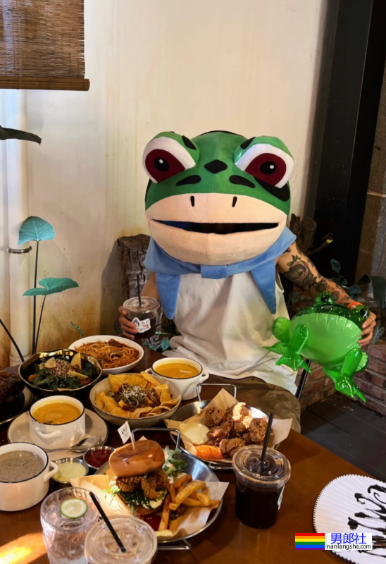 扒到了!青蛙头套皮下的肌肉男竟然是他…… - 51虹马 扒到了!青蛙头套皮下的肌肉男竟然是他…… - 51虹马