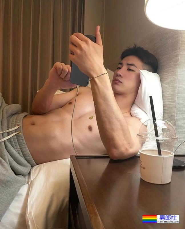 性感肌肉小哥 - 51虹马