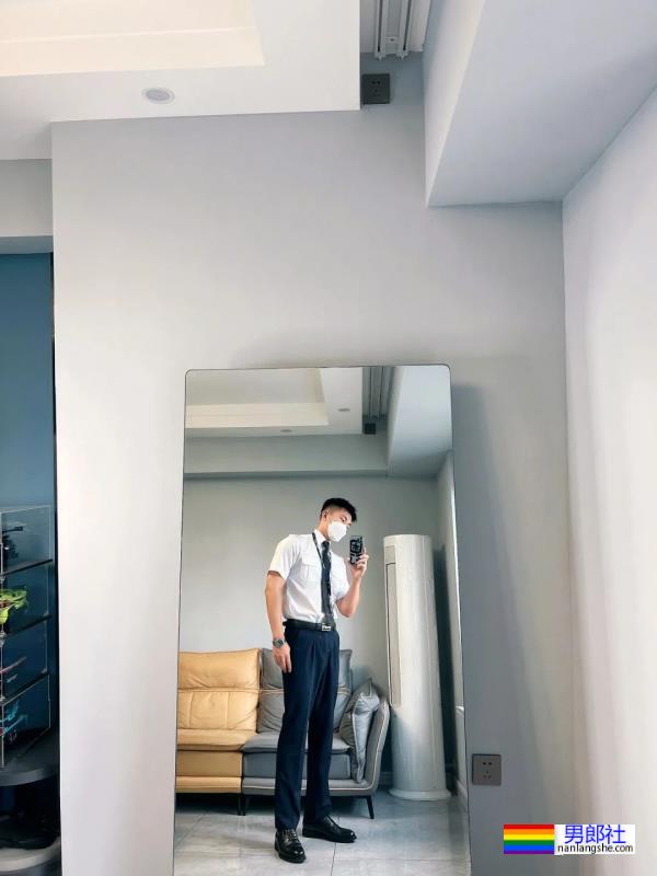 哈尔滨的空少戴口罩太帅火了，取了口罩长这样！ - 51虹马