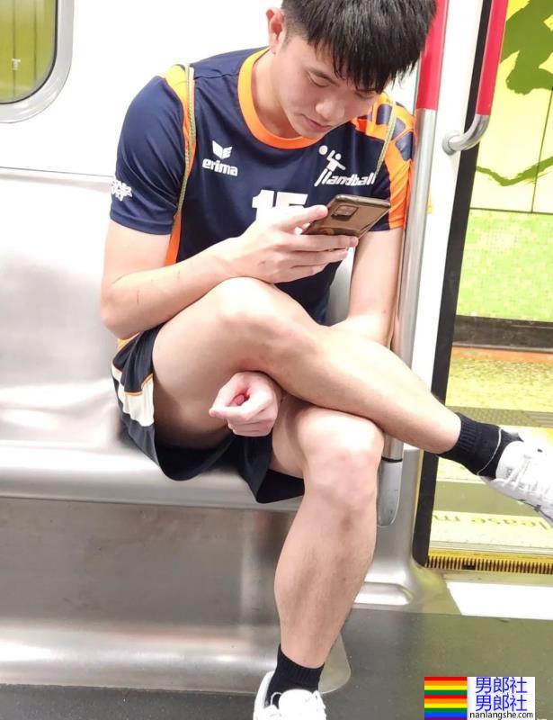 地铁的男生穿短裤越来越短，一坐下简直太展露实力了 - 51虹马