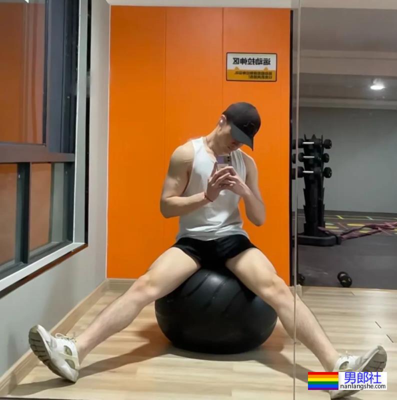 天理何在！这九头身薄肌小狼狗居然都25了？ - 51虹马