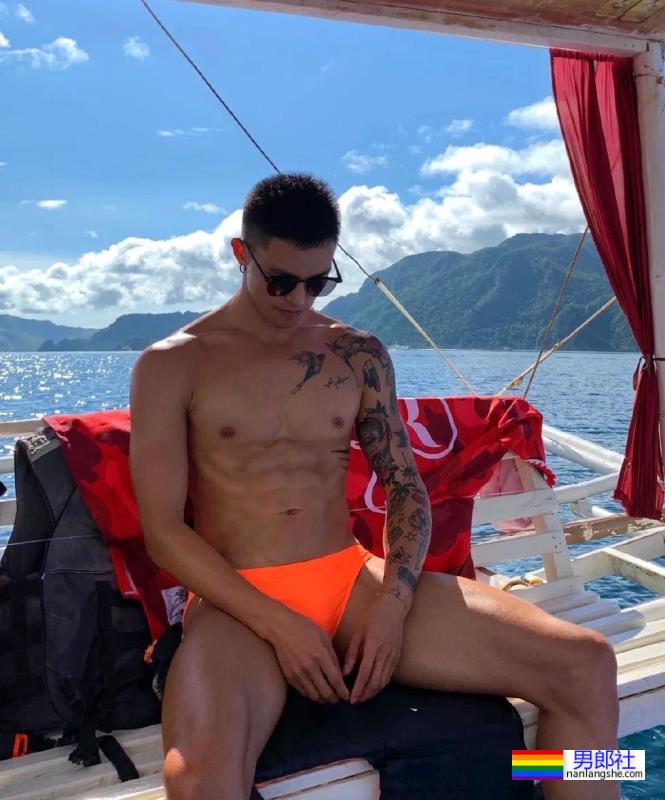 扒到了!青蛙头套皮下的肌肉男竟然是他…… - 51虹马 扒到了!青蛙头套皮下的肌肉男竟然是他…… - 51虹马