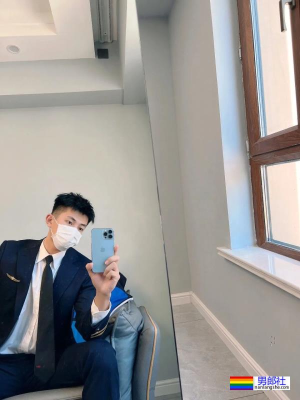 哈尔滨的空少戴口罩太帅火了，取了口罩长这样！ - 51虹马