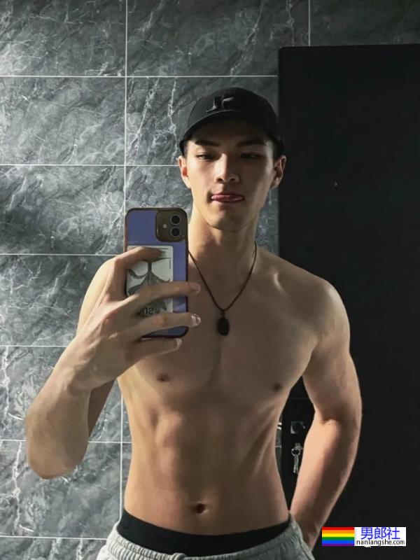 天理何在！这九头身薄肌小狼狗居然都25了？ - 51虹马