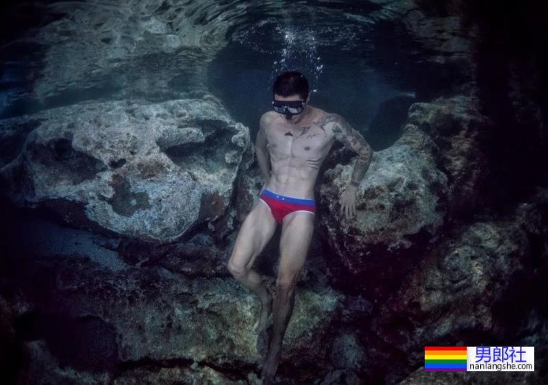 扒到了!青蛙头套皮下的肌肉男竟然是他…… - 51虹马 扒到了!青蛙头套皮下的肌肉男竟然是他…… - 51虹马