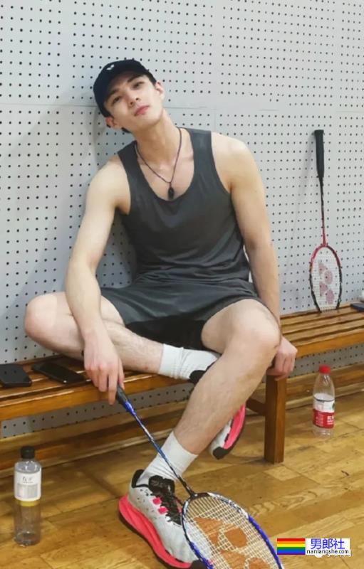 天理何在！这九头身薄肌小狼狗居然都25了？ - 51虹马