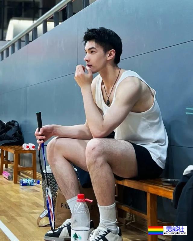 天理何在！这九头身薄肌小狼狗居然都25了？ - 51虹马