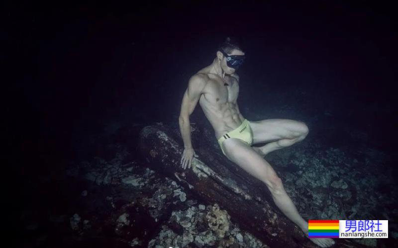 扒到了!青蛙头套皮下的肌肉男竟然是他…… - 51虹马 扒到了!青蛙头套皮下的肌肉男竟然是他…… - 51虹马