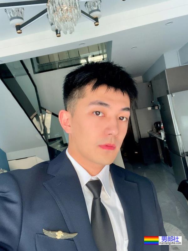 哈尔滨的空少戴口罩太帅火了，取了口罩长这样！ - 51虹马